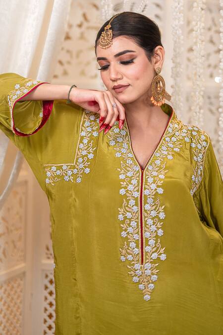 Buy_Daljit Sudan_Green Crepe Embroidery V-neck Tilla Phiran And Dhoti Set 