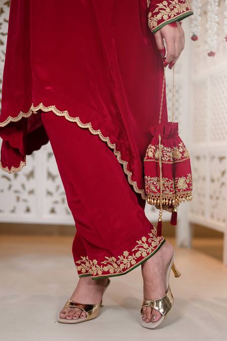 Daljit Sudan_Red Crepe Embroidery, Zari V-neck Tilla Phiran And Pant Set _Online_at_Aza_Fashions