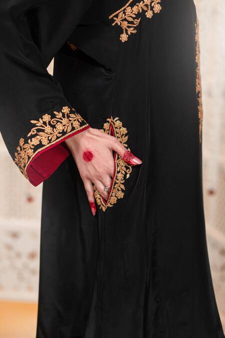 Daljit Sudan_Black Crepe Embroidery V-neck Tilla Phiran Kurta And Pant Set _Online_at_Aza_Fashions