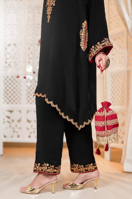 Daljit Sudan_Black Crepe Embroidery V-neck Tilla Phiran Kurta And Pant Set _at_Aza_Fashions