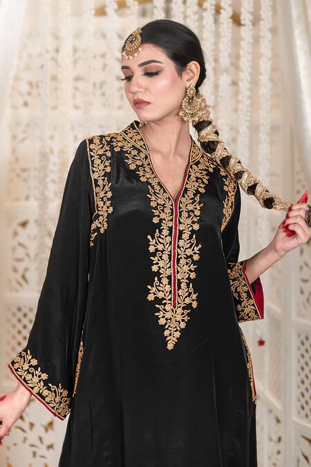 Buy_Daljit Sudan_Black Crepe Embroidery V-neck Tilla Phiran Kurta And Pant Set 