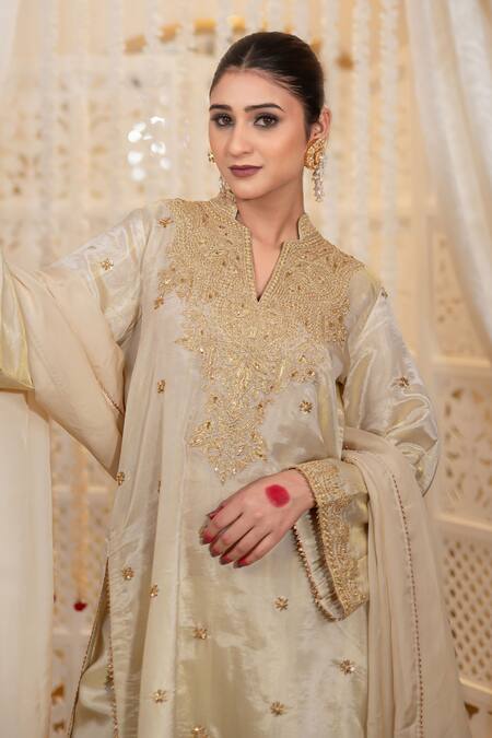 Buy_Daljit Sudan_Off White Satin, Organza Embroidery Split V-neck Tissue Tilla Kurta Set _Online_at_Aza_Fashions