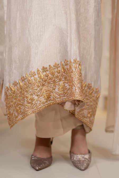 Buy_Daljit Sudan_Gold Tissue, Satin Embroidery V-neck Crushed Tilla Kurta Set _Online_at_Aza_Fashions