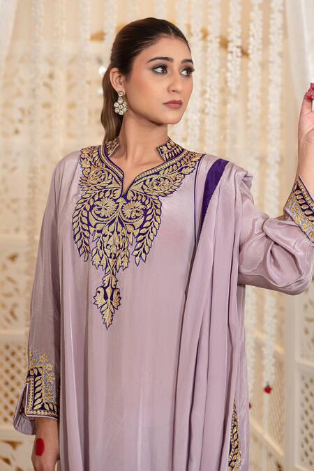 Buy_Daljit Sudan_Lavender Crepe Embroidery Mandarin Collar Cowl Kurta And Pant Set With Aari 