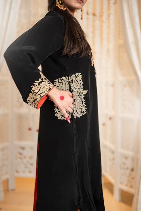 Daljit Sudan_Black Crepe Embroidery V-neck Kashmiri Aari Tilla Cowl Kurta And Pant _Online_at_Aza_Fashions
