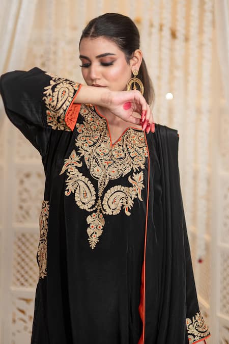 Buy_Daljit Sudan_Black Crepe Embroidery V-neck Kashmiri Aari Tilla Cowl Kurta And Pant 