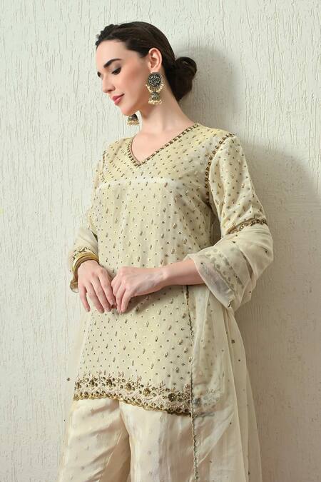 Buy_OHH CROW_Ivory Tissue, Silk, Chanderi Silk, Organza Embroidery, Sequins V-neck Kurta Set _Online_at_Aza_Fashions