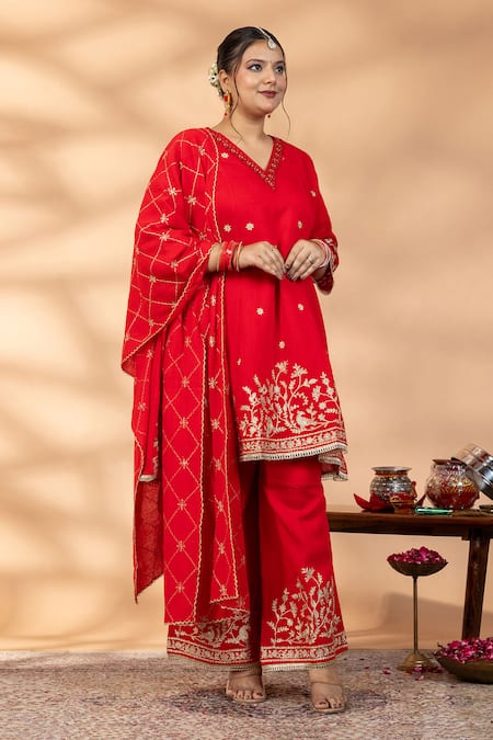 Buy_Mamicha_Red Chiffon Embroidery, Zari V-neck Kurta And Pant Set _Online_at_Aza_Fashions