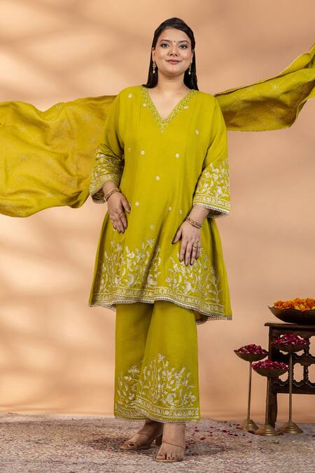Buy_Mamicha_Green Chiffon Embroidery, Metallic Thread V-neck Mehreen Kurta Set _Online_at_Aza_Fashions