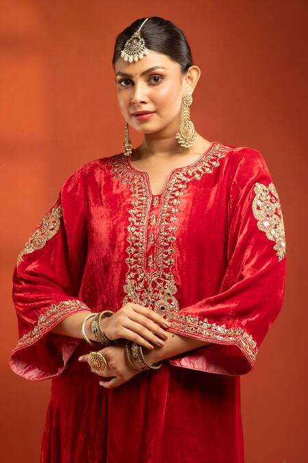 Tanu Malhotra_Red Velvet, Silk Embroidery, Metallic Thread Split V-neck Kurta Set _Online_at_Aza_Fashions