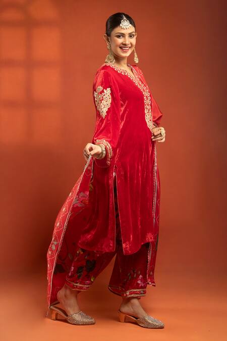 Shop_Tanu Malhotra_Red Velvet, Silk Embroidery, Metallic Thread Split V-neck Kurta Set _Online_at_Aza_Fashions