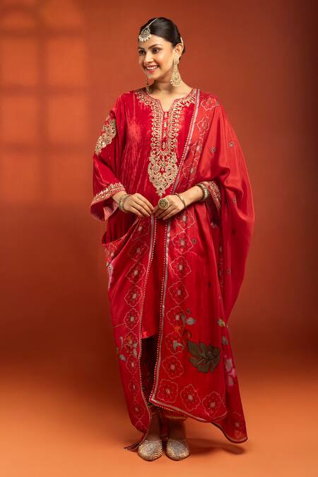 Buy_Tanu Malhotra_Red Velvet, Silk Embroidery, Metallic Thread Split V-neck Kurta Set 