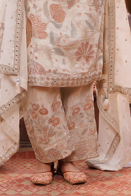 Meenagurnam_Gold Chinon Embroidery, Sequins, Stones, Flower Jaal Cutdana And Kurta Set _Online_at_Aza_Fashions