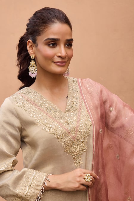 Shop Dohr India Gray Tissue, Organza, Silk Zari, Sequins, Sultana And Gota High-low Kurta Set Online at Aza Fashions Shop_Dohr India_Gray Tissue, Organza, Silk Zari, Sequins, Sultana And Gota High-low Kurta Set _Online_at_Aza_Fashions