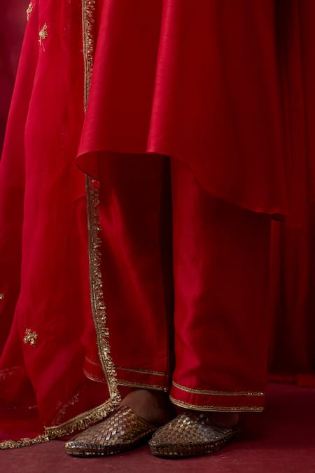 Shikha Mehta Red , Chanderi, Organza Embroidery, Sequins, Zari Kiara Kurta Set Online at Aza Fashions Shikha Mehta_Red , Chanderi, Organza Embroidery, Sequins, Zari Kiara Kurta Set _Online_at_Aza_Fashions