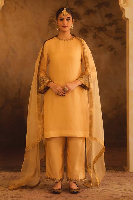 Buy_AFRIYA_Gold Organza, Chanderi Zari, Sequins, Pearls, Zardozi And Kurta Set 