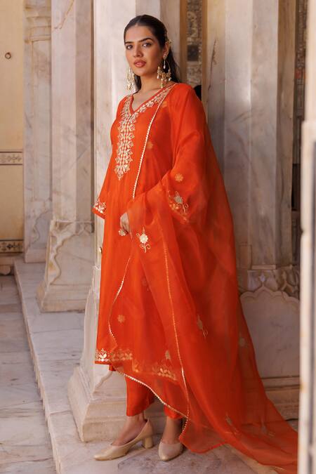 Bannhi By Priyanka Rathore_Rust Silk, Organza Gota Patti, Embroidery V-neck Kurta Pant And Dupatta Set _Online_at_Aza_Fashions
