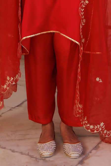 Bannhi By Priyanka Rathore_Red Silk, Organza Embroidery, Zari Split V-neck Short Kurta With Pant And Dupatta _Online_at_Aza_Fashions