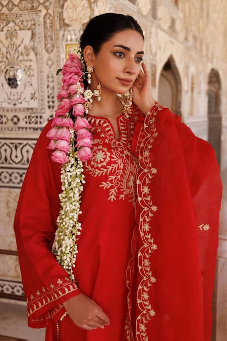 Buy_Bannhi By Priyanka Rathore_Red Silk, Organza Embroidery, Zari Split V-neck Short Kurta With Pant And Dupatta _Online_at_Aza_Fashions