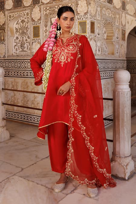 Bannhi By Priyanka Rathore_Red Silk, Organza Embroidery, Zari Split V-neck Short Kurta With Pant And Dupatta _at_Aza_Fashions