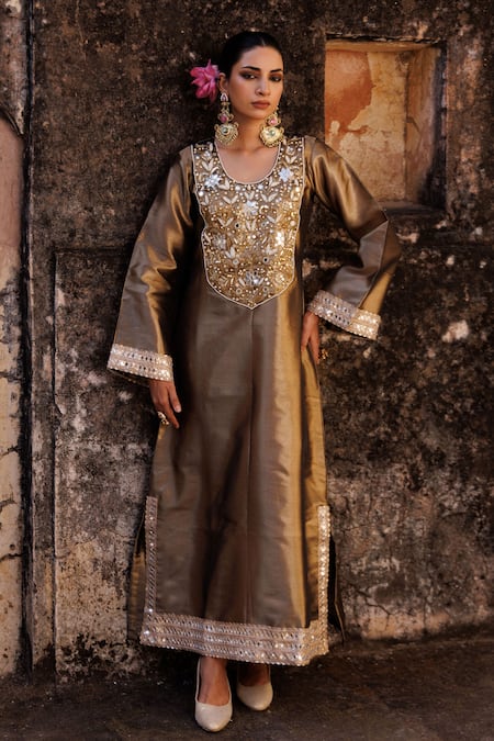 Bannhi By Priyanka Rathore Mettalic Tissue Hand Embroidered Kaftan 