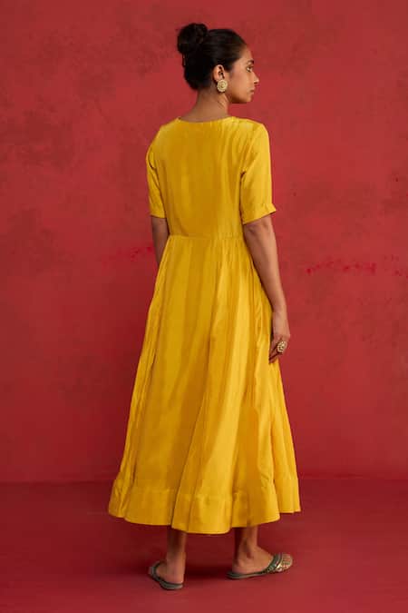 Rhua Ari & Zardozi Embroidered Kurta Pant Set 