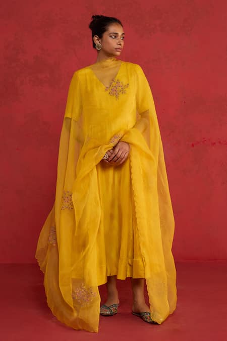 Rhua Ari & Zardozi Embroidered Kurta Pant Set 