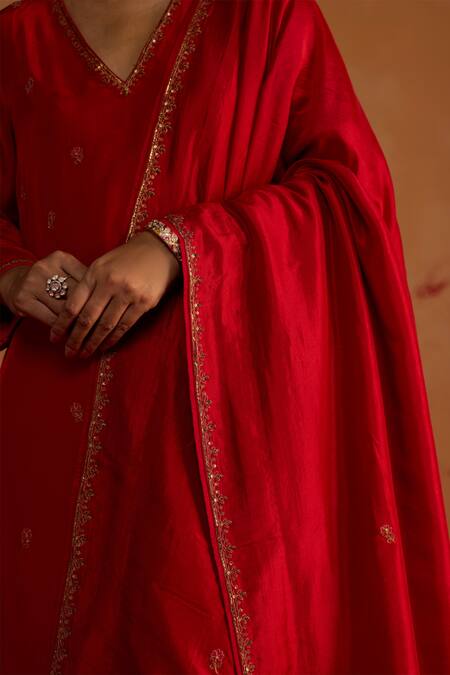 Rhua_Red Silk Embroidery, Zari V-neck And Zardozi Kurta Set _Online_at_Aza_Fashions