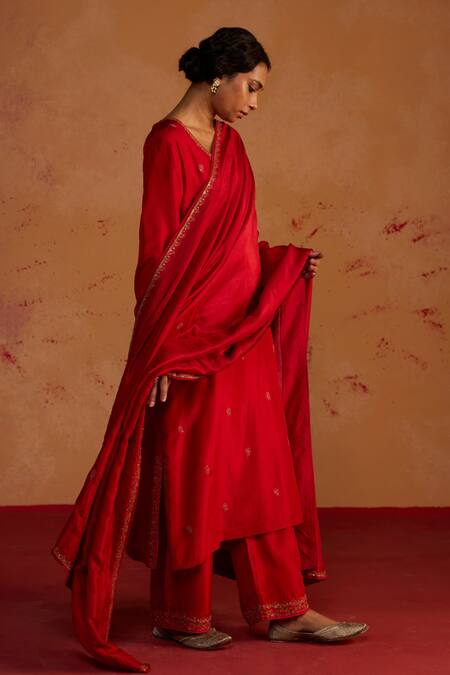 Buy_Rhua_Red Silk Embroidery, Zari V-neck And Zardozi Kurta Set _Online_at_Aza_Fashions