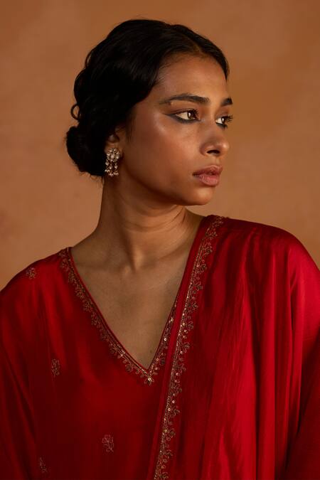 Rhua_Red Silk Embroidery, Zari V-neck And Zardozi Kurta Set _at_Aza_Fashions