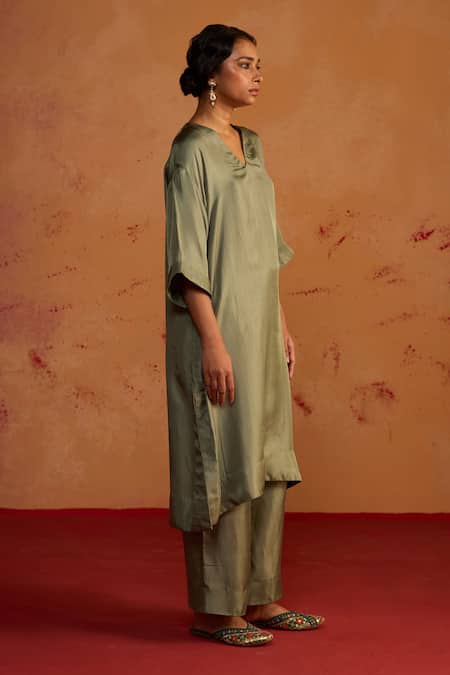 Rhua_Green Tissue, Organza Embroidery V-neck Dupatta And Kurta Set _at_Aza_Fashions