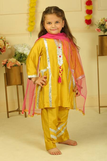 Buy_Pankhuri By Priyanka_Mustard Chanderi Lace, Metallic Thread Work Kurta Pant Set _Online_at_Aza_Fashions