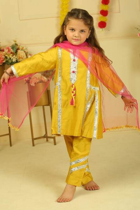 Pankhuri By Priyanka_Mustard Chanderi Lace, Metallic Thread Work Kurta Pant Set _at_Aza_Fashions