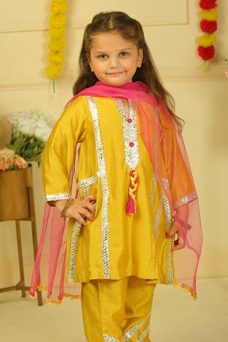 Buy_Pankhuri By Priyanka_Mustard Chanderi Lace, Metallic Thread Work Kurta Pant Set 