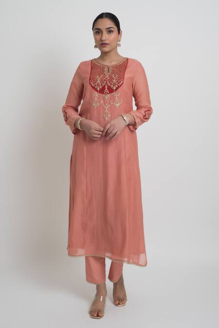 Sinjhar_Peach Chanderi, Silk Organza Embroidery, Zari, Tassels Kurta, Pant And Dupatta Set _Online_at_Aza_Fashions