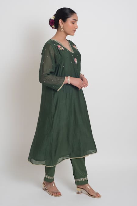Shop Sinjhar Green Chanderi Embroidery, Beads, Sequins V-neck Kurta, Pant And Dupatta Set Online at Aza Fashions Shop_Sinjhar_Green Chanderi Embroidery, Beads, Sequins V-neck Kurta, Pant And Dupatta Set _Online_at_Aza_Fashions
