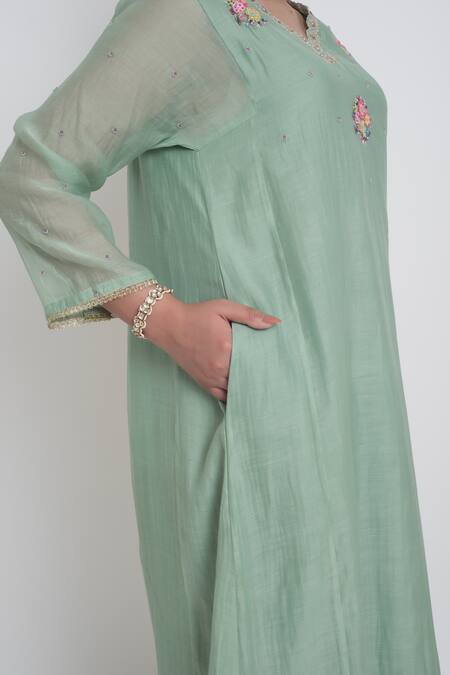 Sinjhar_Green Chanderi Embroidery, Sequins, Tassels V-neck Kurta, Pant And Dupatta Set _Online_at_Aza_Fashions