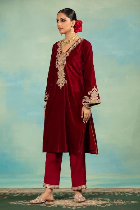 Buy_Swati Wadhwani Couture_Maroon Velvet, Crepe Embroidery, Metallic Thread, Piping V-neck Dabka Kurta Set _Online_at_Aza_Fashions