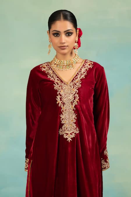 Shop_Swati Wadhwani Couture_Maroon Velvet, Crepe Embroidery, Metallic Thread, Piping V-neck Dabka Kurta Set _Online_at_Aza_Fashions