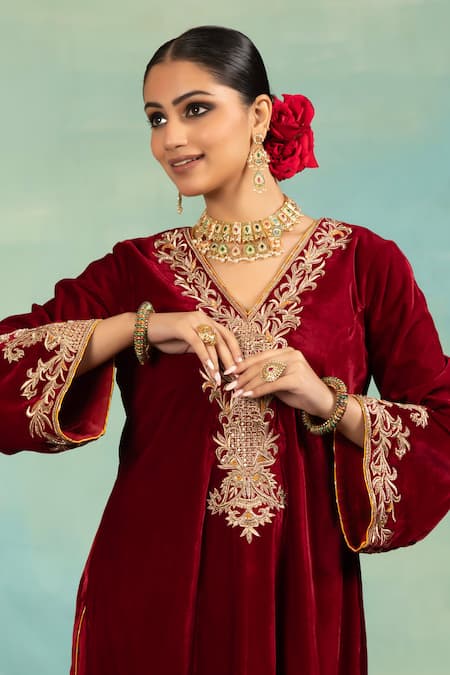 Buy_Swati Wadhwani Couture_Maroon Velvet, Crepe Embroidery, Metallic Thread, Piping V-neck Dabka Kurta Set 