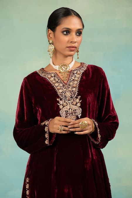 Buy_Swati Wadhwani Couture_Maroon Velvet, Tissue Embroidery V-neck Dabka Kurta Set With Dupatta _Online_at_Aza_Fashions