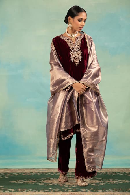 Buy_Swati Wadhwani Couture_Maroon Velvet, Tissue Embroidery V-neck Dabka Kurta Set With Dupatta 