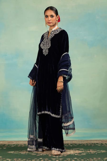 Swati Wadhwani Couture_Teal Velvet, Net Embroidery, Beads V-neck Dabka And Cutdana Kurta Set _Online_at_Aza_Fashions