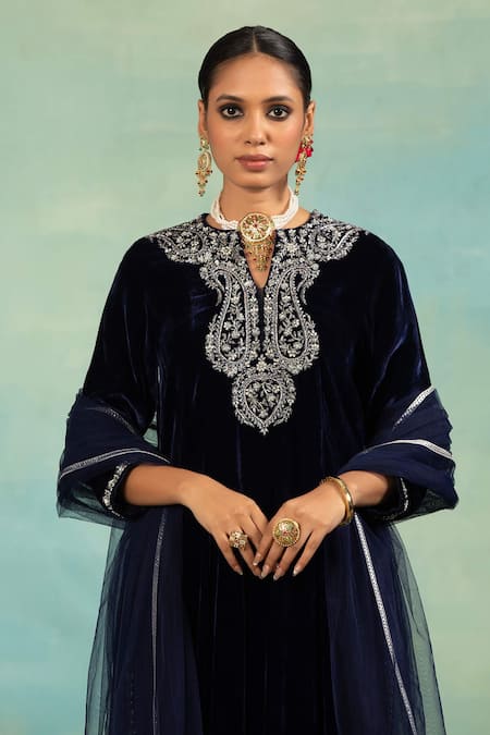 Buy_Swati Wadhwani Couture_Teal Velvet, Net Embroidery, Beads V-neck Dabka And Cutdana Kurta Set _Online_at_Aza_Fashions