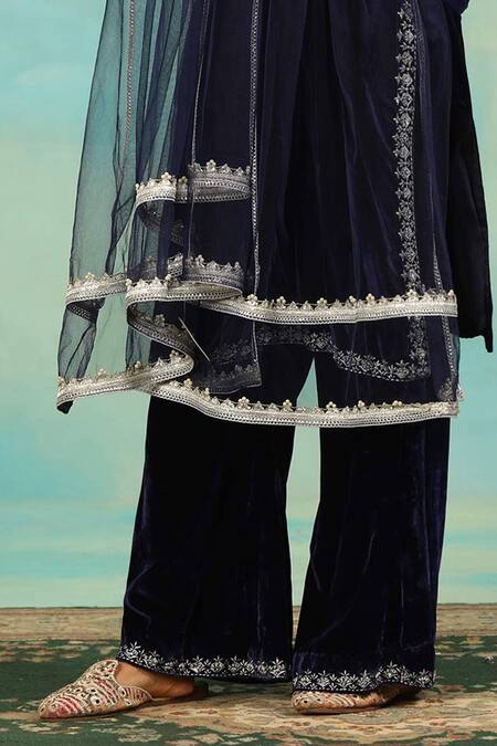 Swati Wadhwani Couture_Teal Velvet, Net Embroidery, Beads V-neck Dabka And Cutdana Kurta Set _at_Aza_Fashions