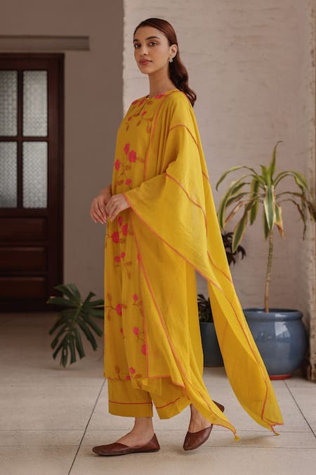 Vaayu_Yellow Muslin, Cotton Applique, Tassels Round Neck Canary Bloom Kurta Set _Online_at_Aza_Fashions