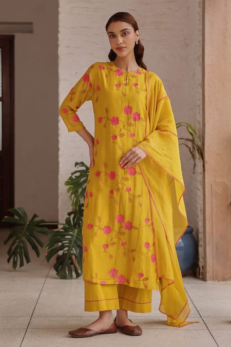 Buy_Vaayu_Yellow Muslin, Cotton Applique, Tassels Round Neck Canary Bloom Kurta Set 