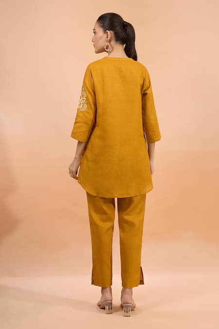 Naintara Bajaj Embroidered Linen Kurta & Pant Set 
