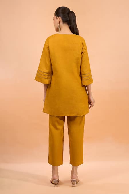 Naintara Bajaj Embroidered Linen Kurta & Pant Set 