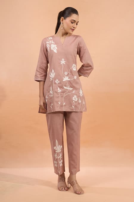 Naintara Bajaj Pink Cotton, Linen Embroidery V-neck Floral Kurta And Pant Set